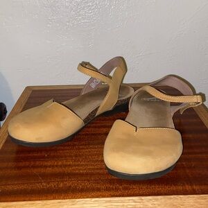 Dansko 36 Rowan mustard yellow nubuck leather Mary jane